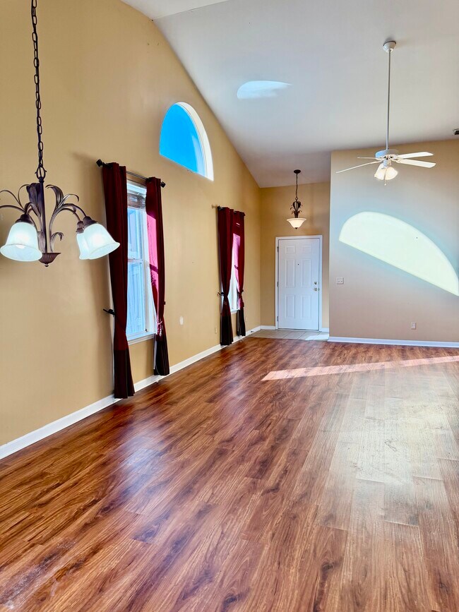 Building Photo - 104 Sunflower Pl