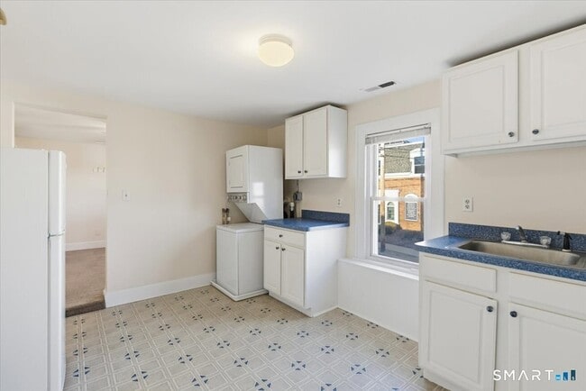 Building Photo - 194 Cherry St