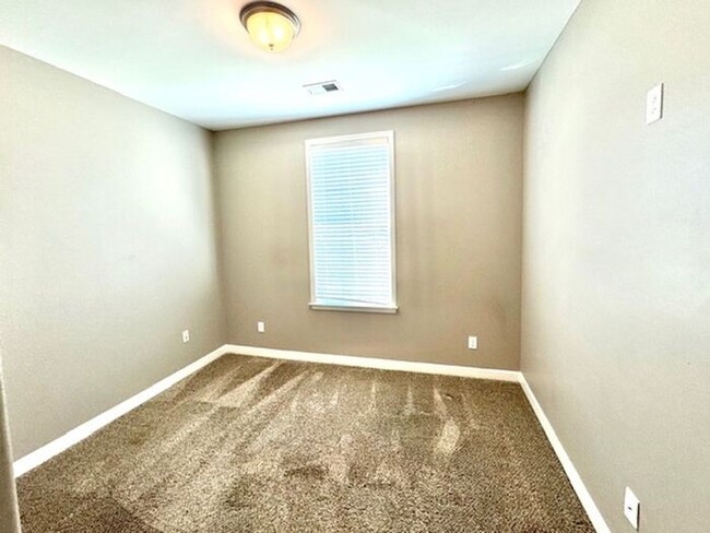 Building Photo - Now Leasing a 4-bedroom 3 bath home in Oli...