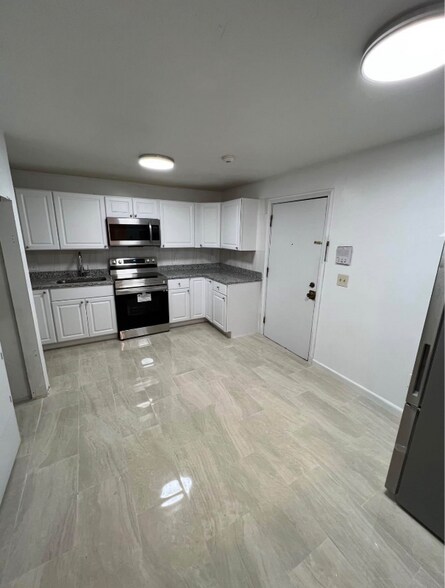 Building Photo - 4 Park Ave Pl