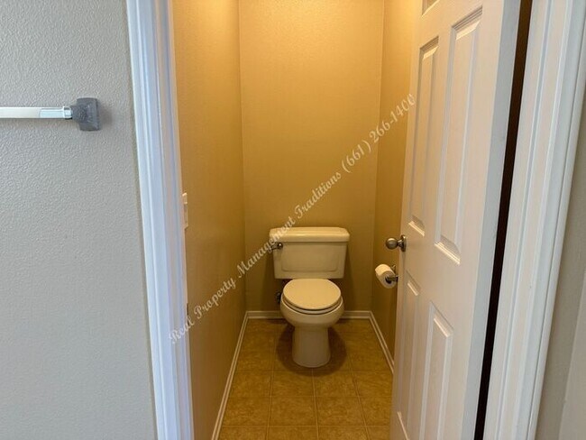 Building Photo - *** Please call us @ 661-266-1400 for information on availability, showings and applications proc...