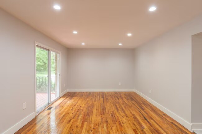 Building Photo - 1913 Country Ln