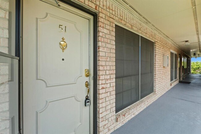 Building Photo - 2425 Ashdale Dr