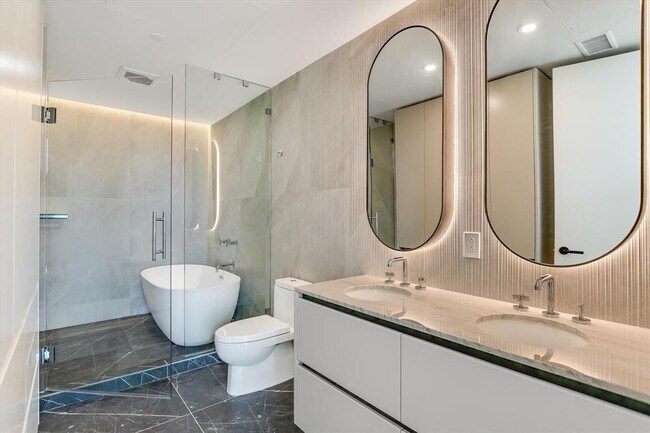 Building Photo - 610 Davis St