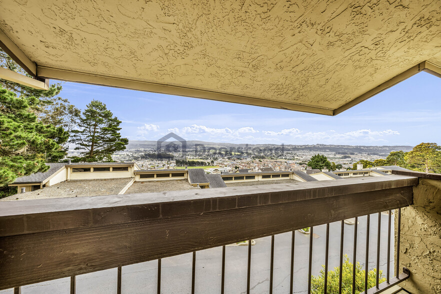 Building Photo - 641 Stonegate Dr