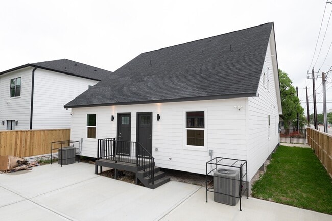 Building Photo - 2316 McKee St