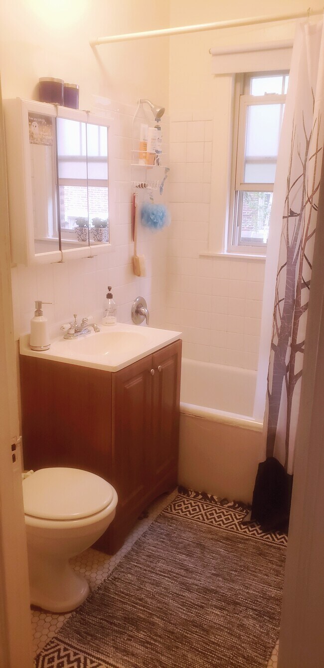 Building Photo - 519 W Brompton Ave