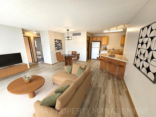 Building Photo - 2 BD, BOTTOM LEVEL, NO STEPS, IN UNIT WASH...