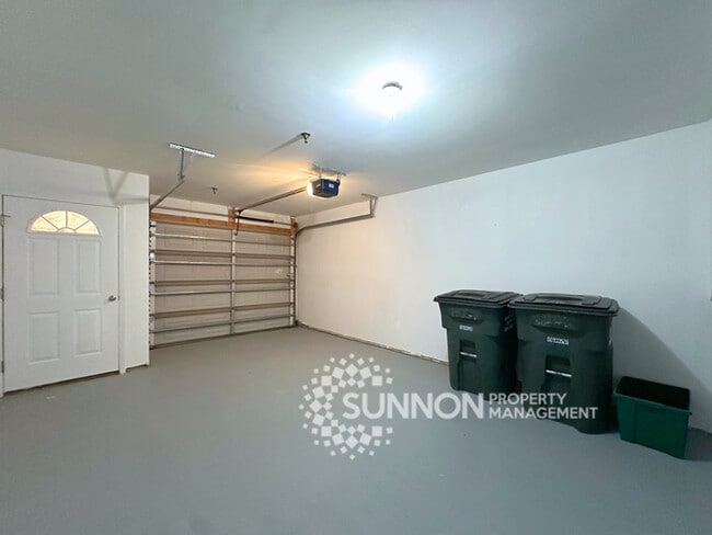 Building Photo - 3 Bedroom 2.5 Bathroom Townhome Near University Area