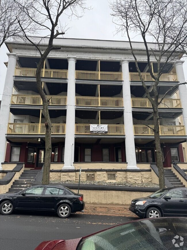 Building Photo - NOW LEASING! Renovated 3 bed, 1 bath avail...