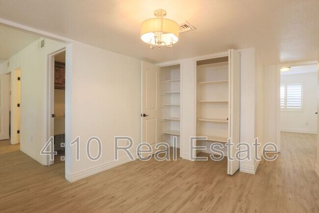 Building Photo - 951 E Leeward Ln