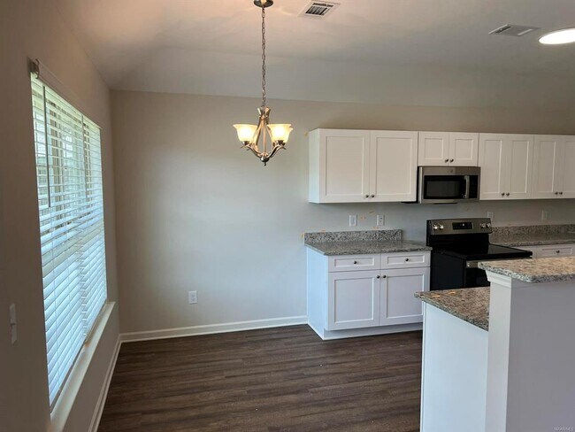 Building Photo - 750 Park Ln