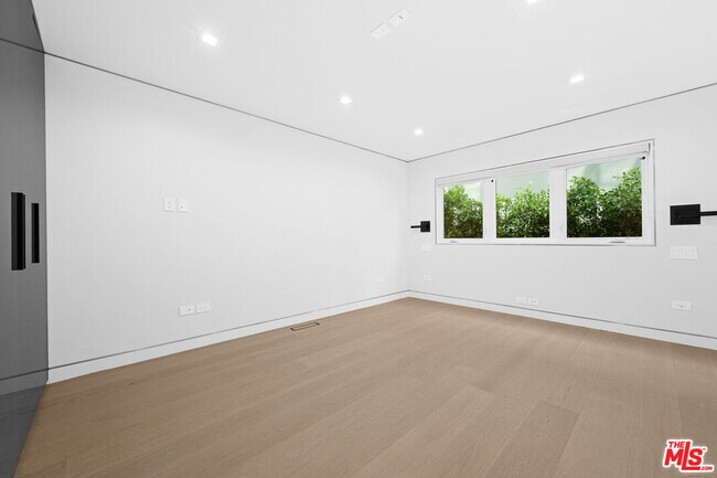 Building Photo - 1211 S Sherbourne Dr