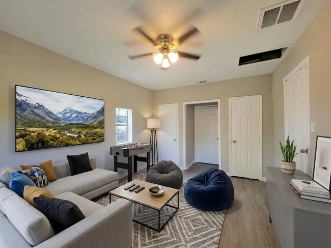 Building Photo - 4909 Holloway Dr