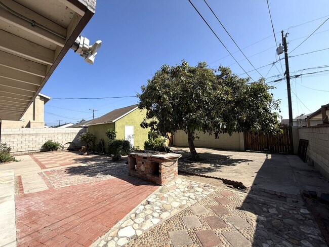 Building Photo - 1266 Hill St
