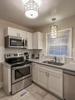 Building Photo - 612 E Woodlawn Rd