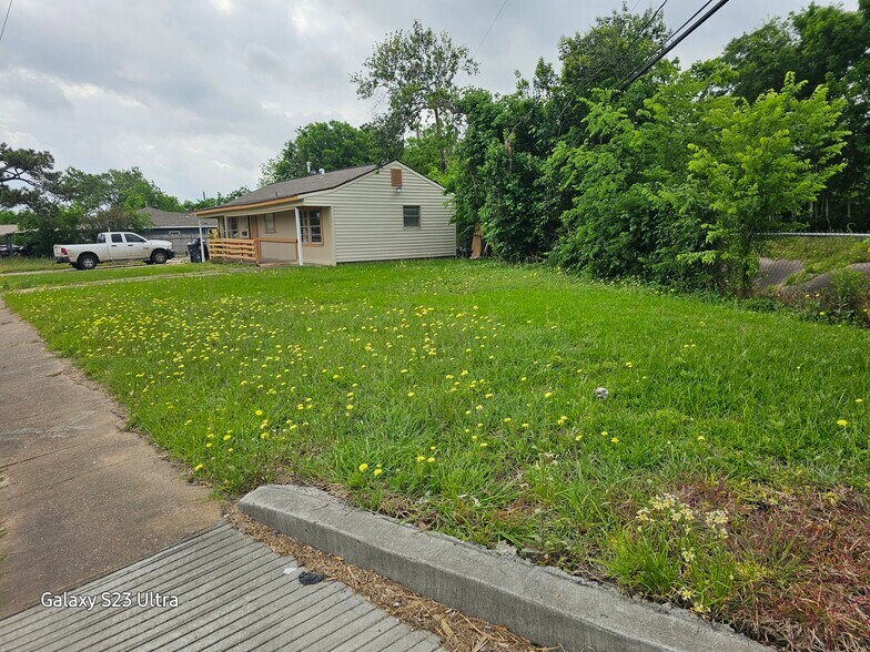 Building Photo - 3026 Airport Blvd