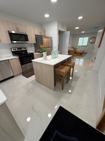 Building Photo - 476 W 77th St