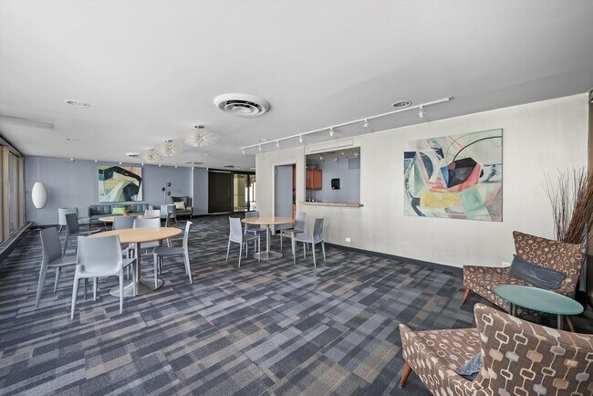 Building Photo - 4343 N Clarendon Ave