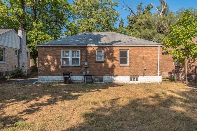 Building Photo - 320 Henquin Dr