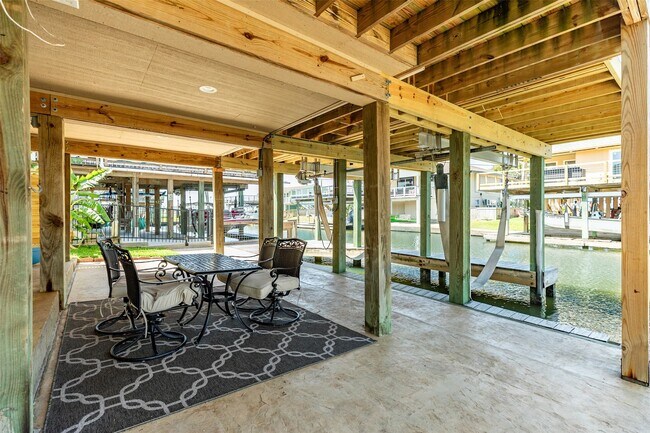 Building Photo - 4421 Pelican Rd