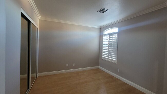 Building Photo - GORGEOUS 4/3 IN THE SW!!!