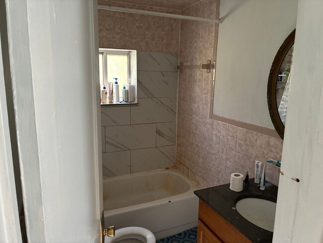 Building Photo - HUGE 4 BED 2 BATH CLOSE TO CAMPUS!! OAKLAND RENTAL 5/1!