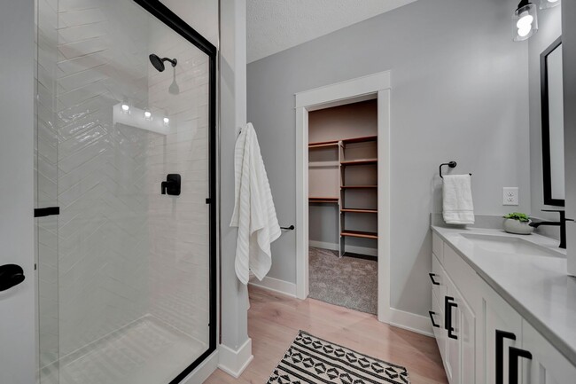 Building Photo - Beautiful Luxury Townhome