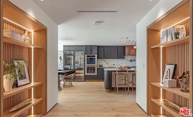 Building Photo - 1271 Sunset Plaza Dr