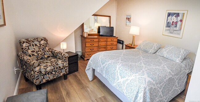 Building Photo - 12 Westover Ln