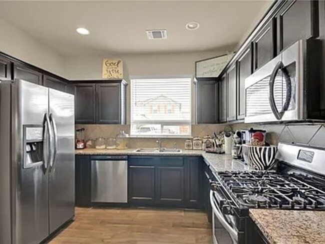 Building Photo - Beautiful Home