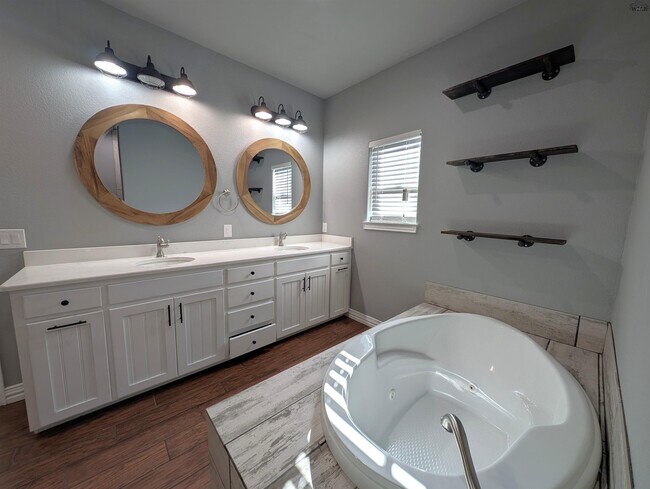 Building Photo - 2916 S Shepherds Glen