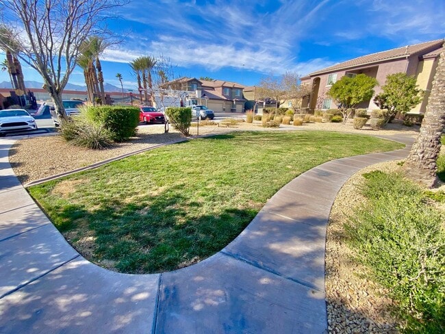 Building Photo - GORGEOUS 3 BEDROOM / 2 FULL BATH CONDO UNI...