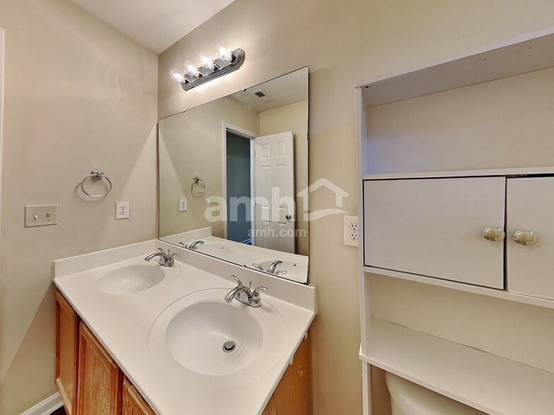 Building Photo - 616 Hanska Way