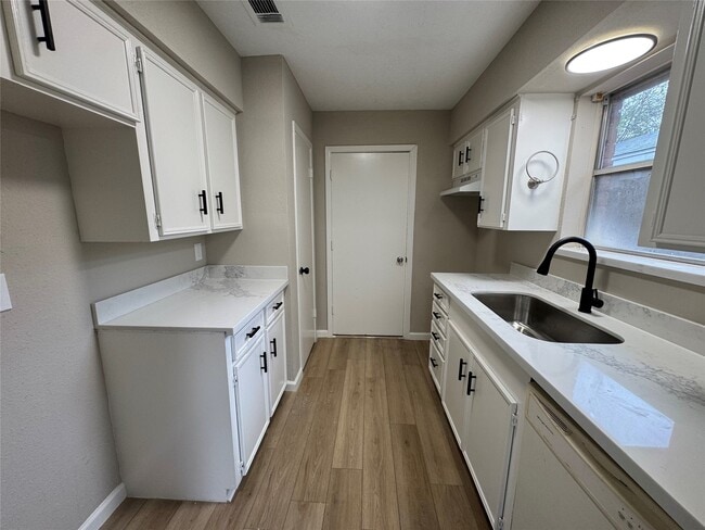 Building Photo - 16611 David Glen Dr