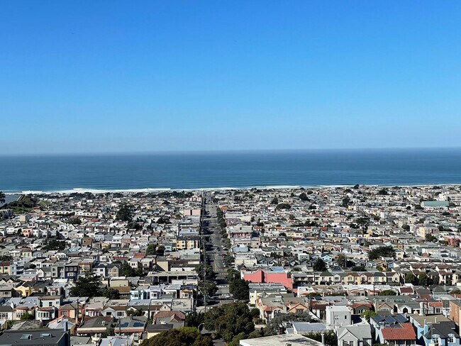 Building Photo - Beautiful Golden Gate Heights 5 Bed/3.5 Bath Home w/Amazing Views