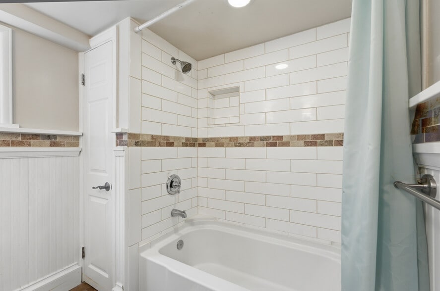 Bathroom - 1515 Arboretum Pl E