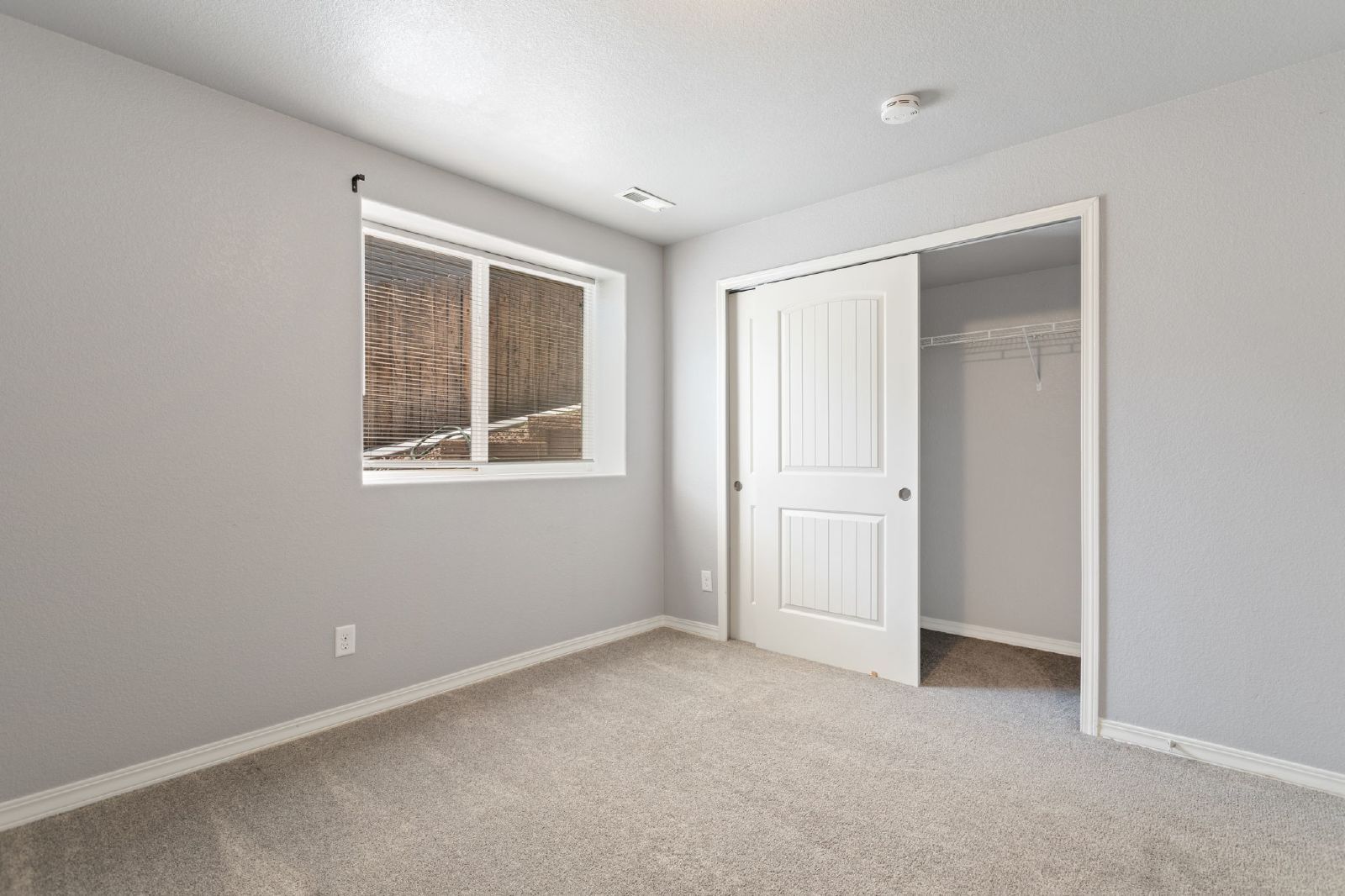 Building Photo - Spacious 4-Bed Home Minutes from Fort Cars...