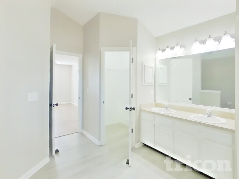 Building Photo - 11507 Otters Den Ct E