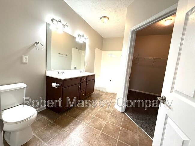 Building Photo - 9400 Clubview Dr