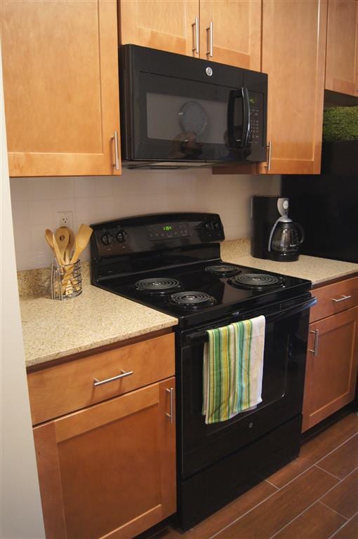 Granite Counters in Kitchen - Cascade Boulevard