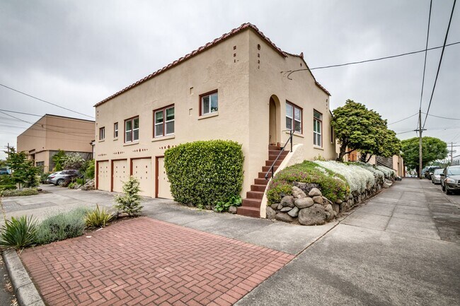 Building Photo - 1029 NE 31st Ave