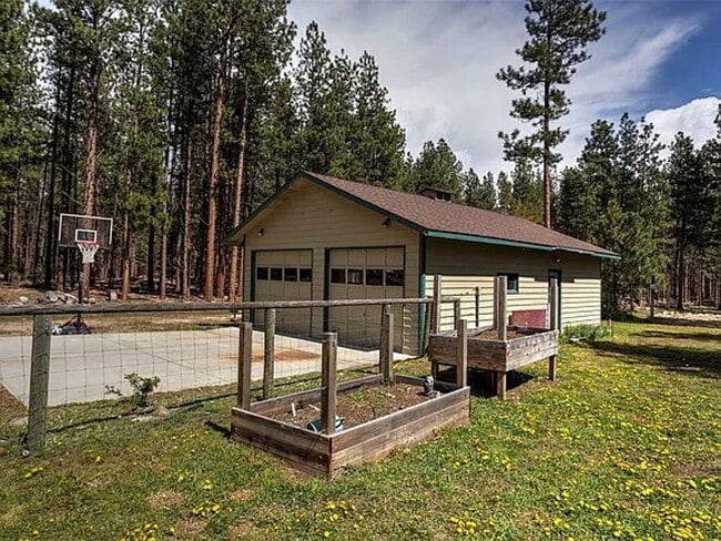 Building Photo - Beautiful spacious 3 bed, 3 bath home situated on 2.53 private acres in Stevensville.