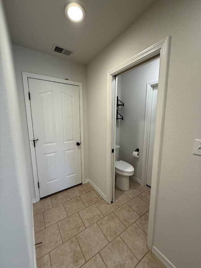 Building Photo - Spacious 3 BR with a fenced in backyard