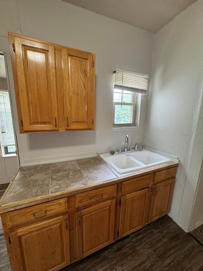 Building Photo - 2 bed 1 bath home for rent near 59th betwe...