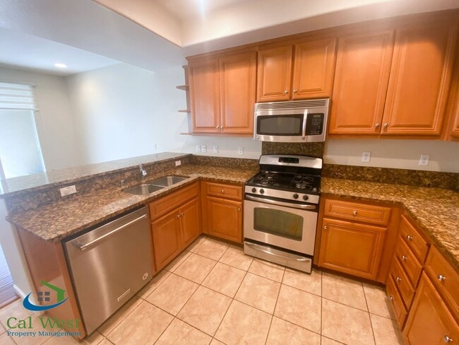 Building Photo - $3795 - 3 Bed/2.5 Bath Tri-level Townhome ...