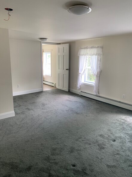Large upstairs bedroom - 56 Finney Rd