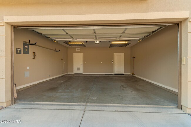 Building Photo - 7297 N Scottsdale Rd