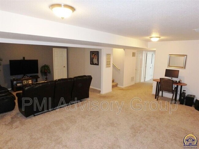 Building Photo - 1712 SW Valley View Dr