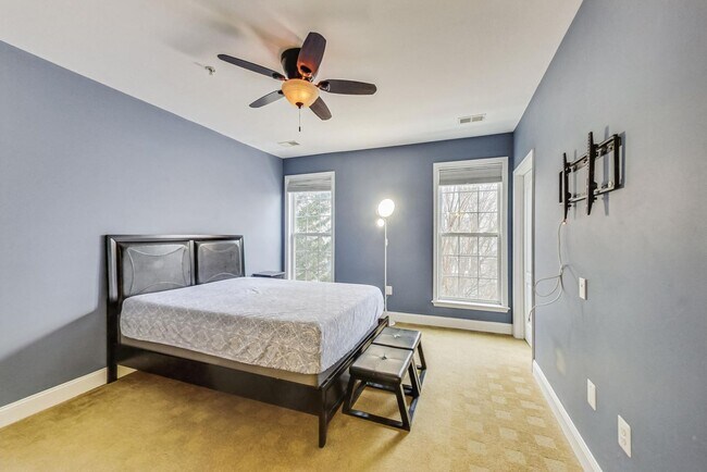 Building Photo - Beautiful two bedroom, two bathroom unit l...